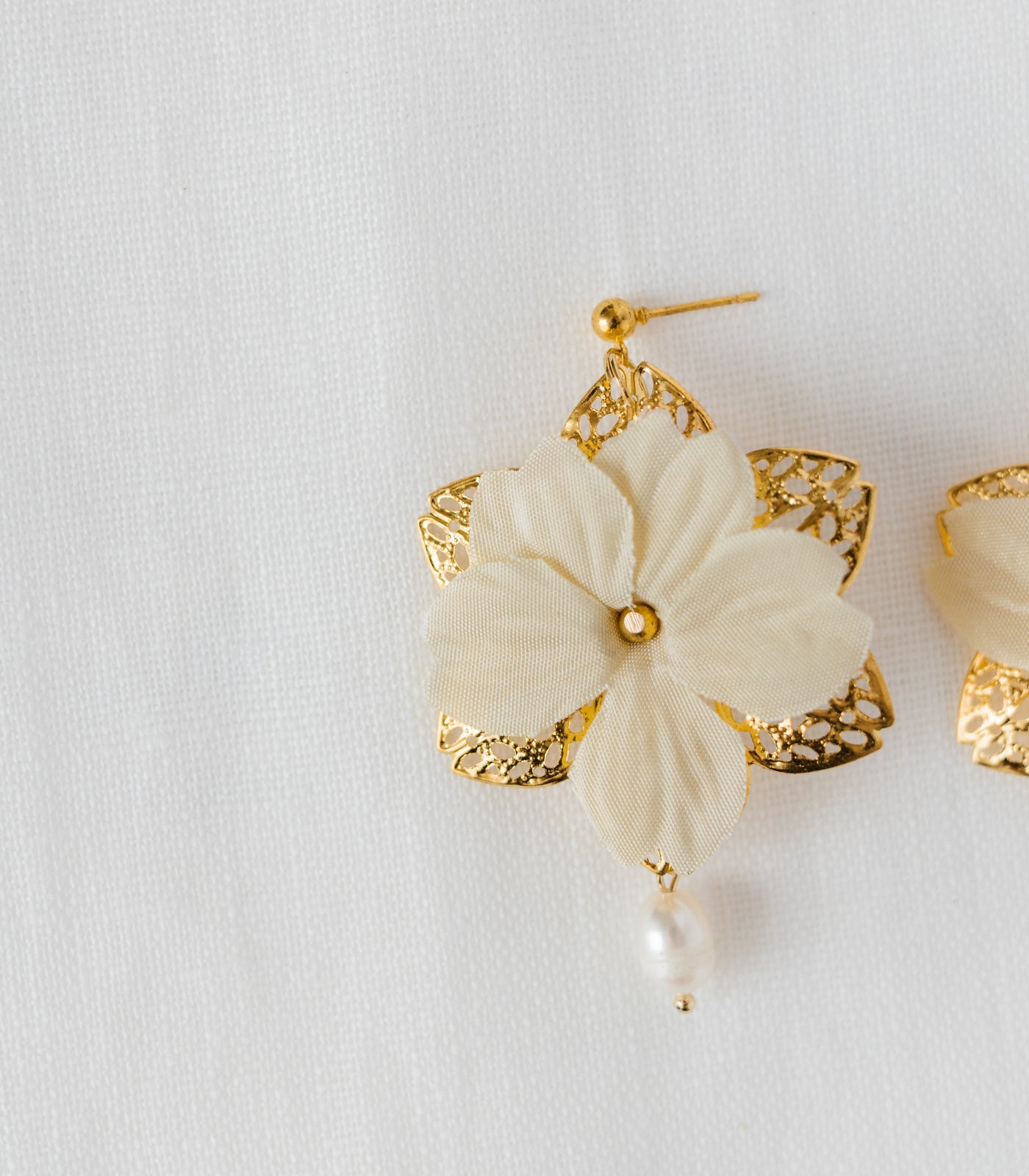 Margarita Pearl Earrings in White - Arete