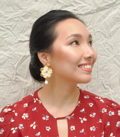 Margarita Pearl Earrings in White - Arete