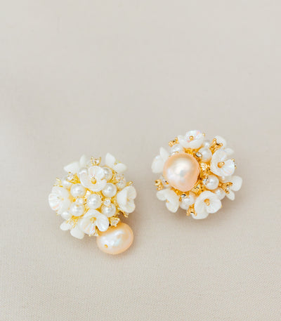 Peonia Petal Pearl Studs - Arete